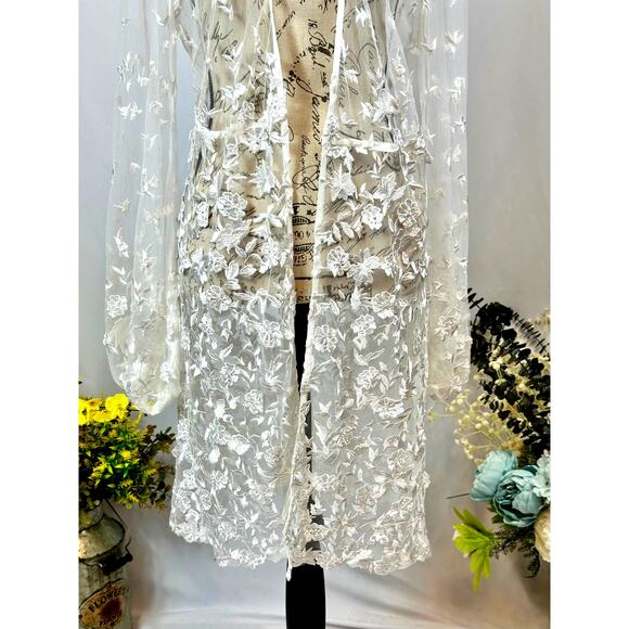 Le Rose Maya Lace Mid Thigh Open Front Robe White S/M - Picture 9 of 16